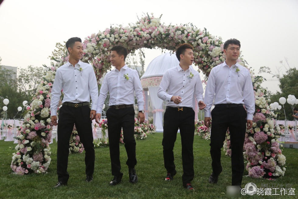 组图：李晓霞举办婚礼 国乒伴郎伴娘团引关注