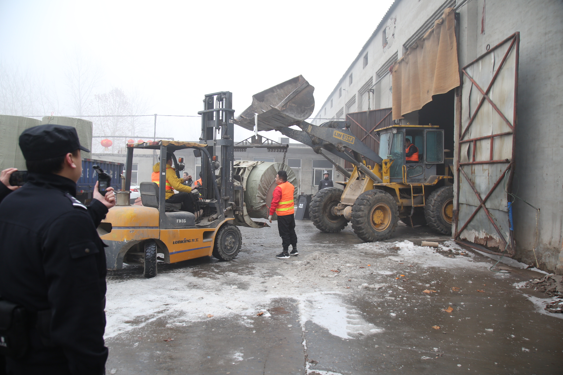 沙河法院幹警正在指揮裝車_fororder_微信圖片_20190221095329