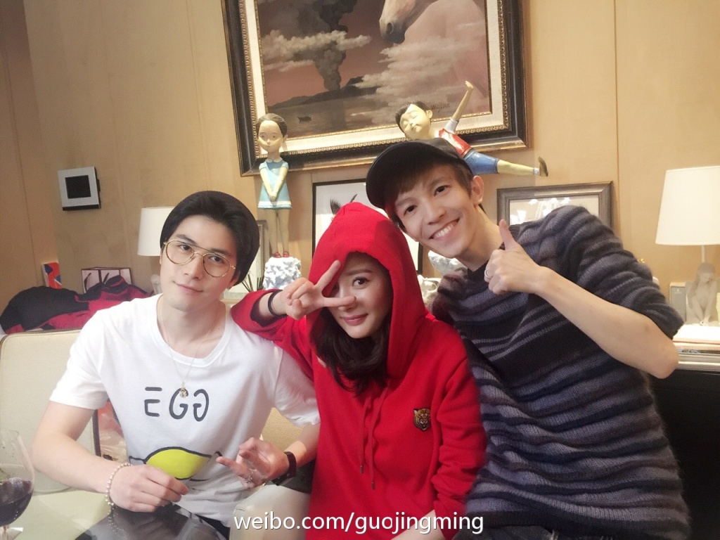 郭敬明墨镜棒球帽现身机场 同行小哥竟酷似陈学冬？