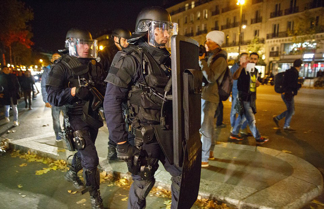 法国警方展开全国性反恐行动 逮捕数十人