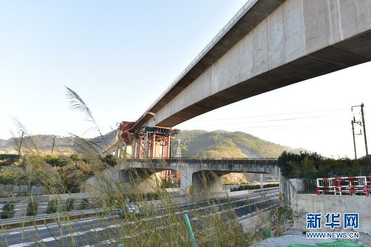 新建福廈鐵路青口特大橋最大跨度T構梁轉體成功