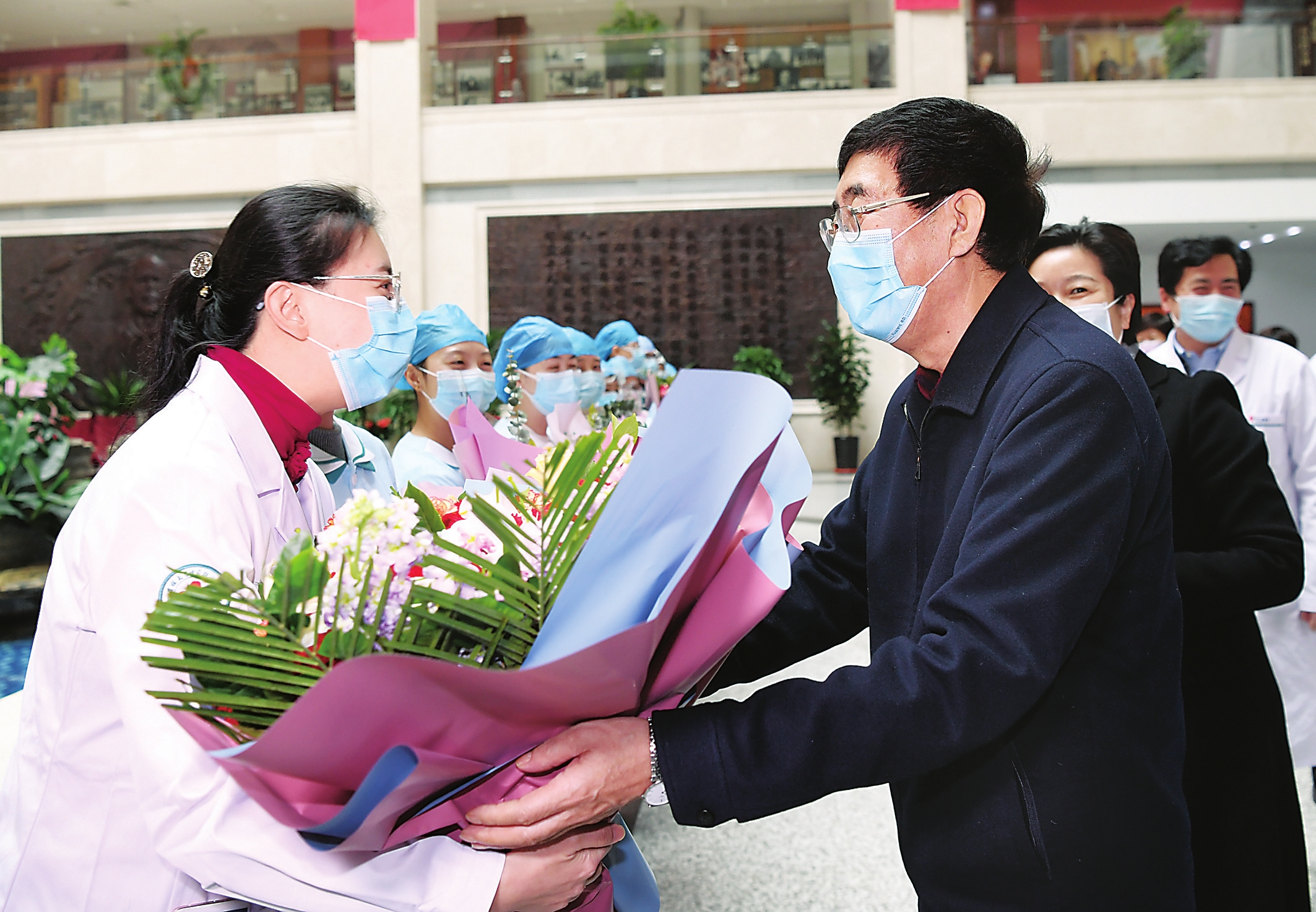 巴音朝魯看望慰問奮戰在疫情防控一線的婦女同胞