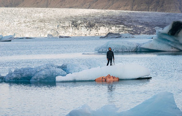 美藝術家冰山上畫“溺水的人” 警示全球變暖