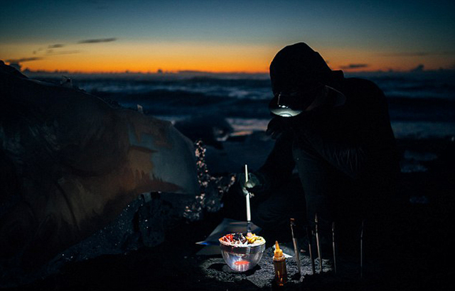 美艺术家冰山上画“溺水的人” 警示全球变暖