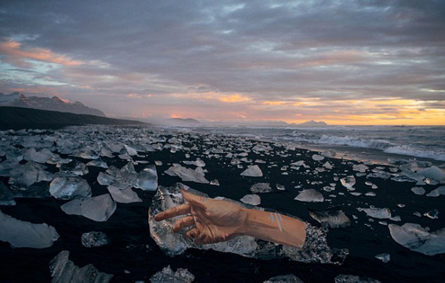 美藝術家冰山上畫“溺水的人” 警示全球變暖