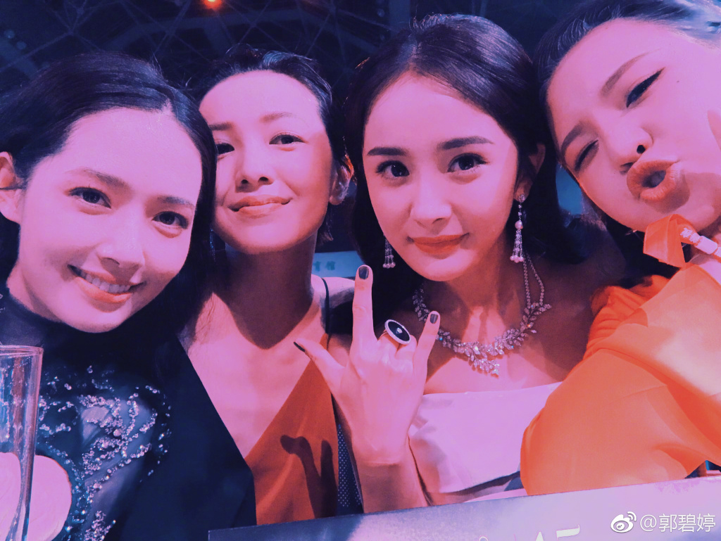 时代姐妹花搞怪自拍合照 预祝杨幂生日快乐