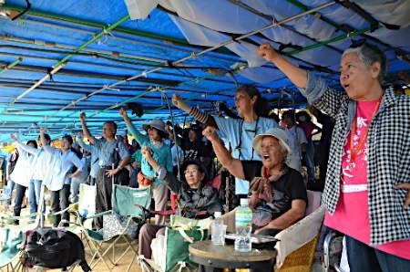 日本政府就邊野古問題訴沖繩縣 民眾大規模抗議