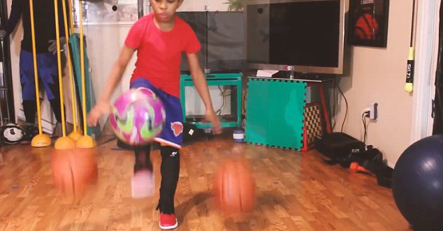 美国9岁女孩玩转篮球 秀惊人球技