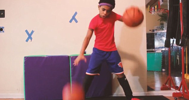 美国9岁女孩玩转篮球 秀惊人球技
