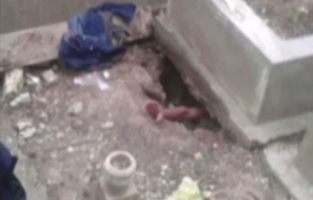 叙利亚少年在土耳其挖洞盗墓 险被活埋