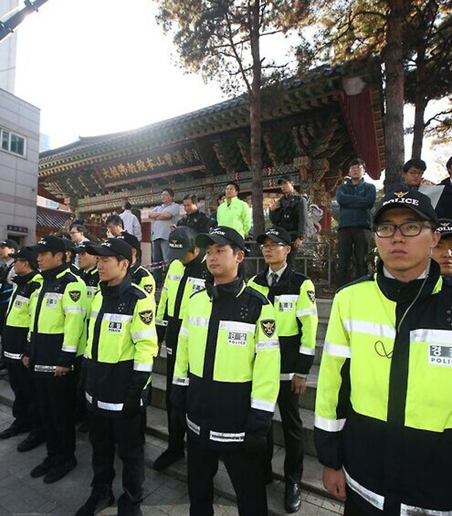 韩国警察围住寺庙欲逮捕首尔示威主谋