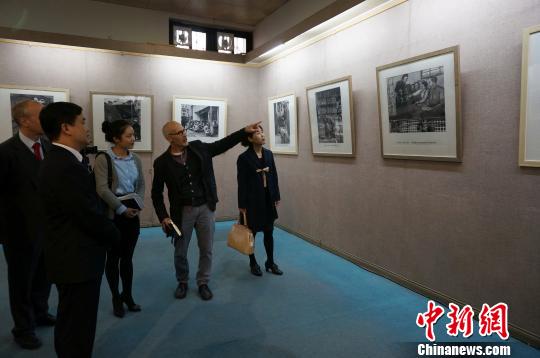 "新舊之交的中國"攝影展開幕 慶祝中瑞建交65周年