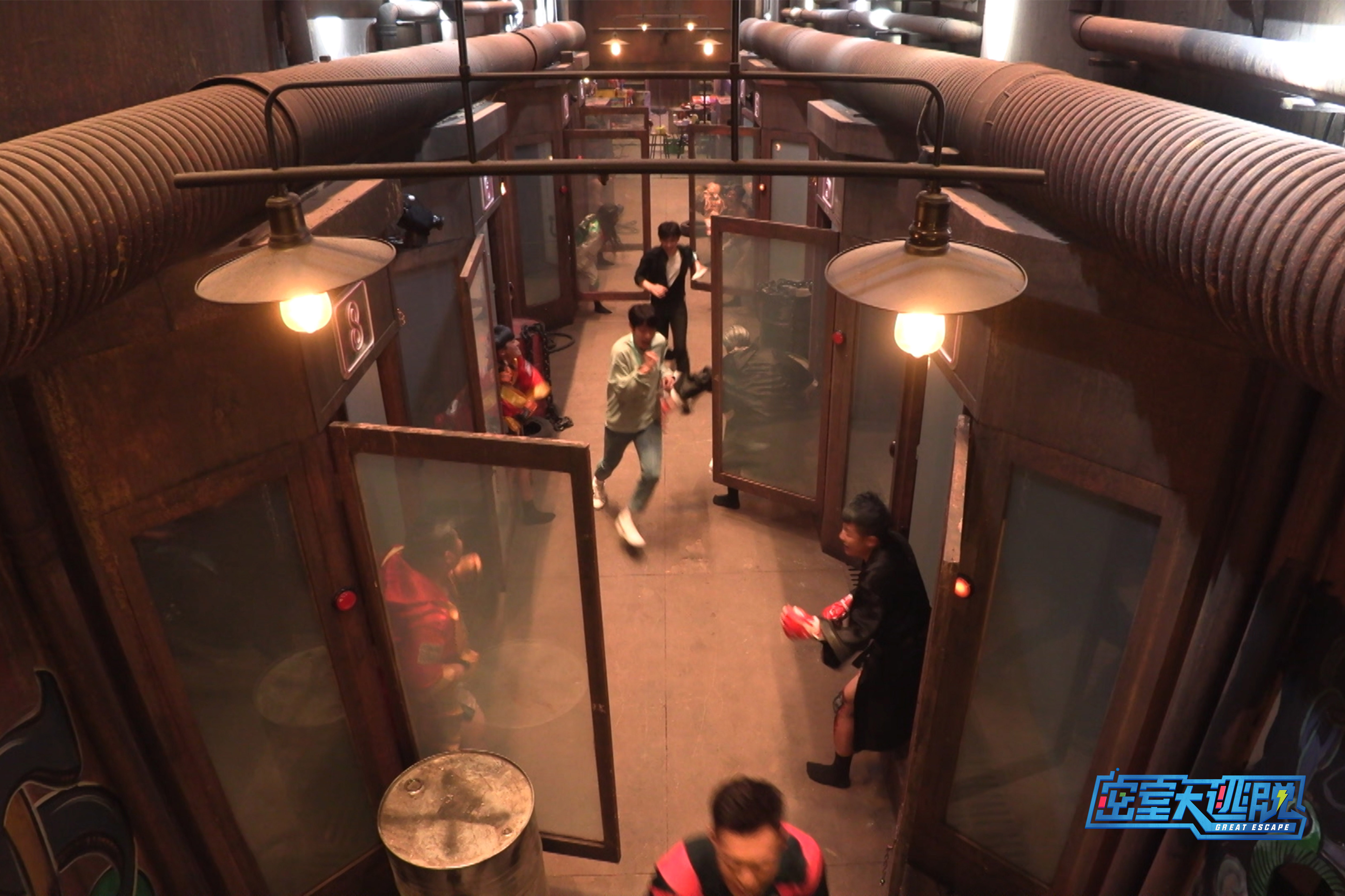 《密室大逃脱》全员遭暴躁机器人追击 杨幂邓伦撒娇卖萌求救