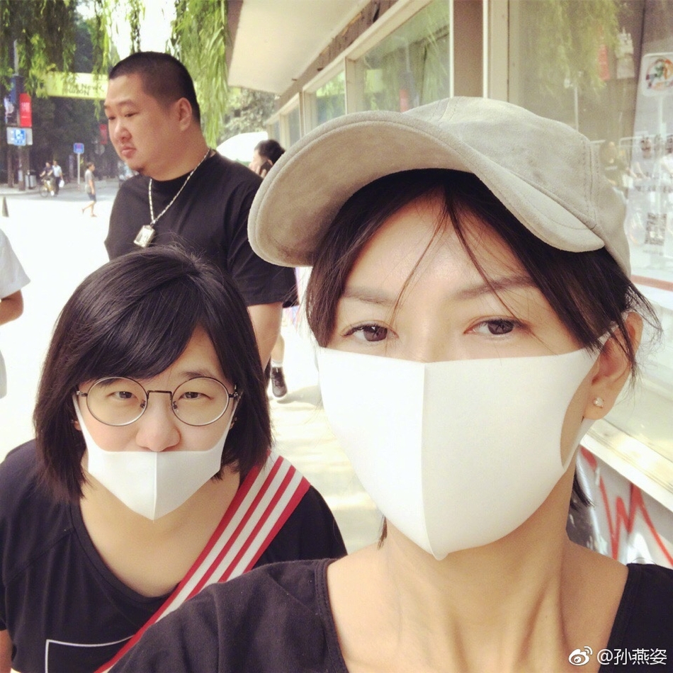 组图:孙燕姿素颜自拍如少女 与李玟合影美美的