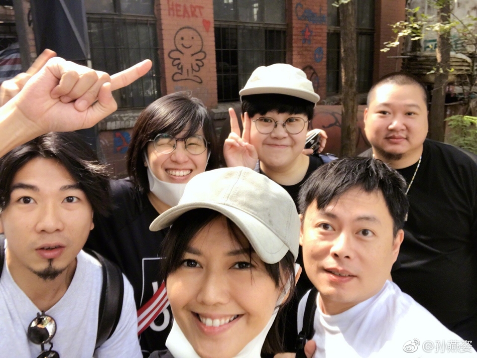 组图:孙燕姿素颜自拍如少女 与李玟合影美美的