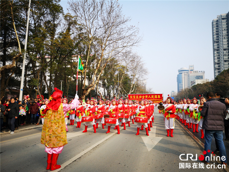 【湖北】【CRI原創】湖北荊門：文藝踩街鬧元宵 萬人空巷慶佳節