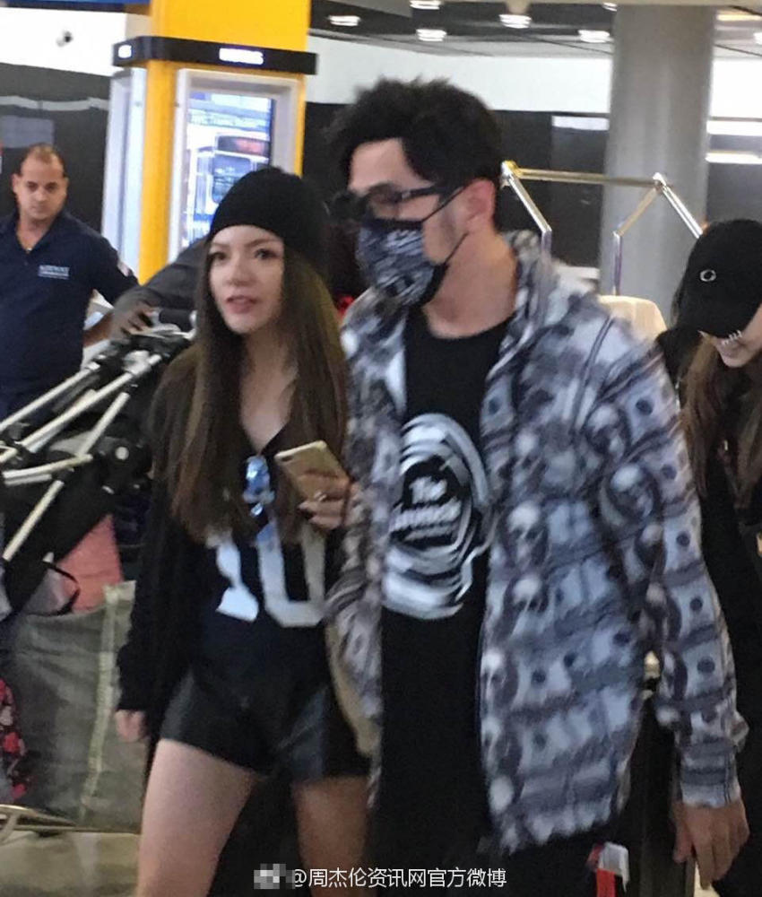 周杰伦晒与昆凌背影照 化身宠妻狂魔恩爱秀不停