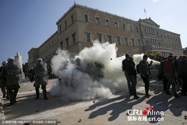 希腊农民抗议税收和社会福利改革与警察冲突