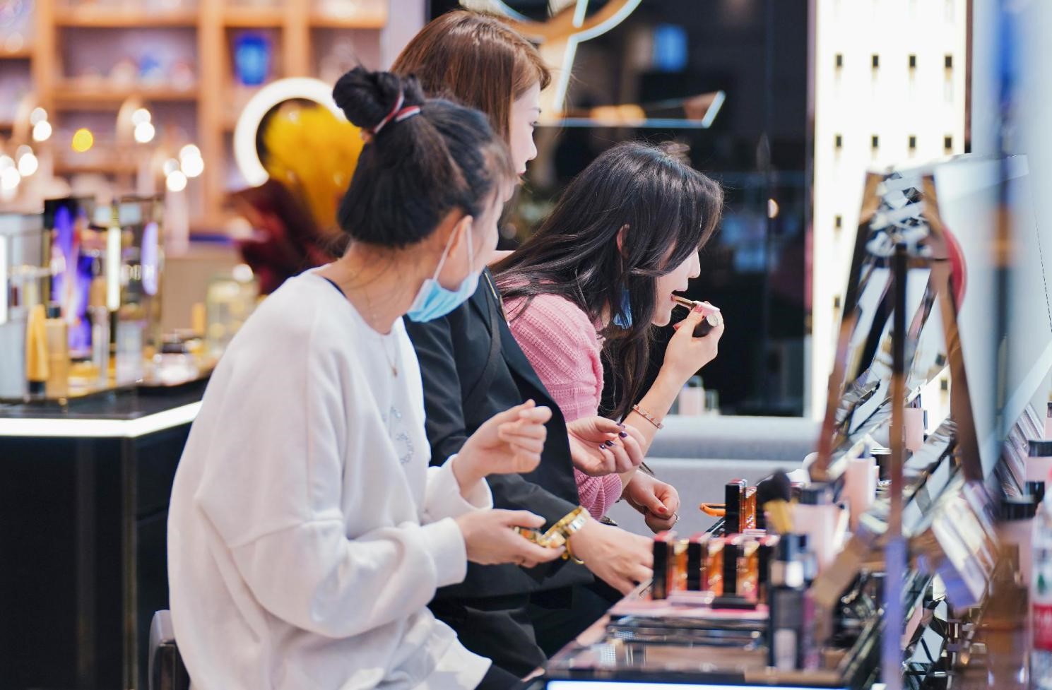 不惧“彩妆寒冬”  多个品牌在银泰百货拿下“全球第一柜”称号_fororder_2