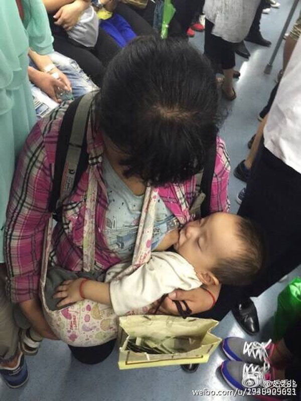 北京地铁内同一女子带不同孩子乞讨 网友报警