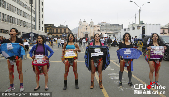 秘鲁女性示威者下身涂血 抗议2074名妇女被强制绝育