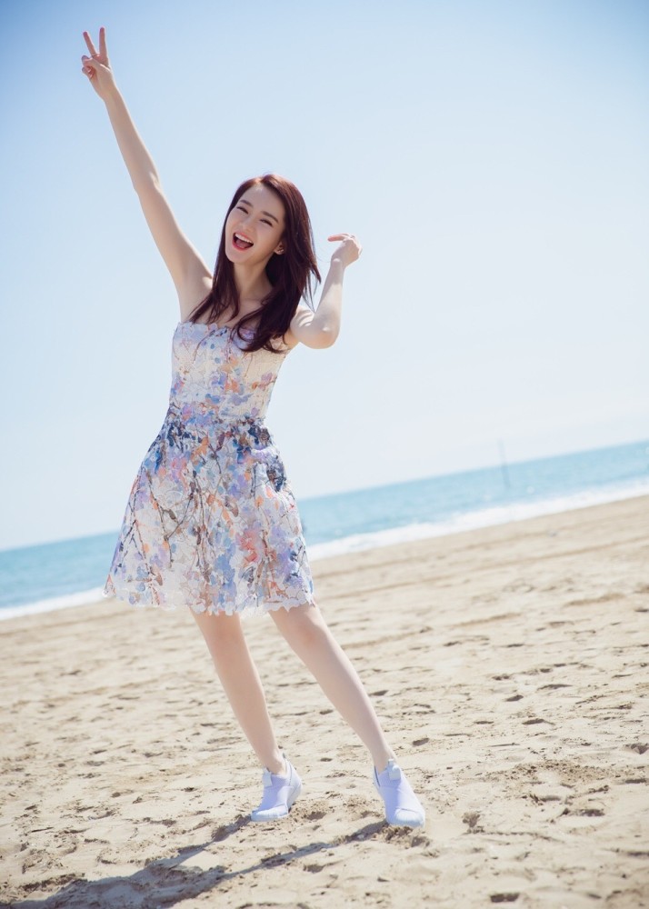 戚薇沙滩清凉照曝光 清纯动人似少女