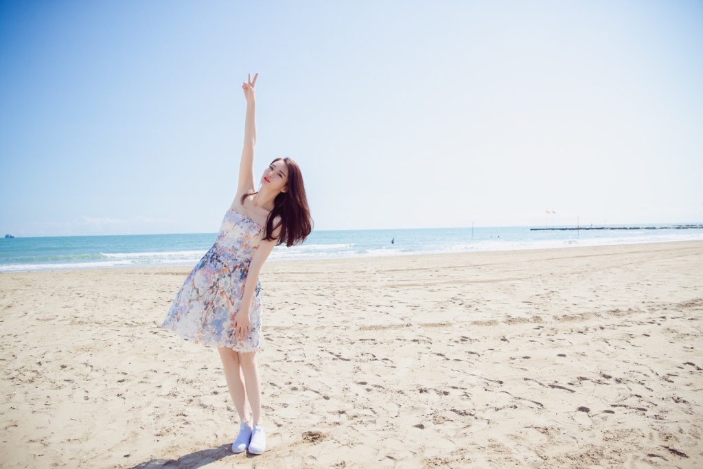 戚薇着抹胸裙海边照片曝光 颜值爆表皮肤白的发光