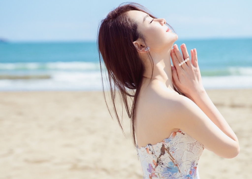戚薇着抹胸裙海边照片曝光 颜值爆表皮肤白的发光