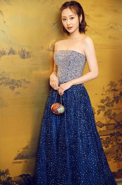 组图:女星跟Baby撞衫 还说自己像是井柏然倪妮伴娘