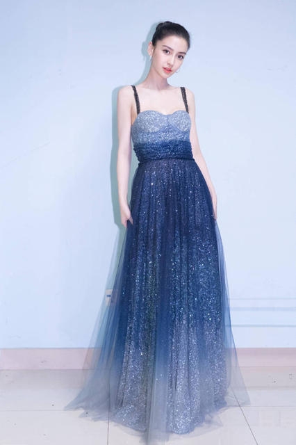 组图:女星跟Baby撞衫 还说自己像是井柏然倪妮伴娘