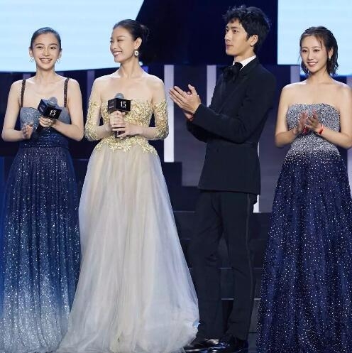 组图:女星跟Baby撞衫 还说自己像是井柏然倪妮伴娘