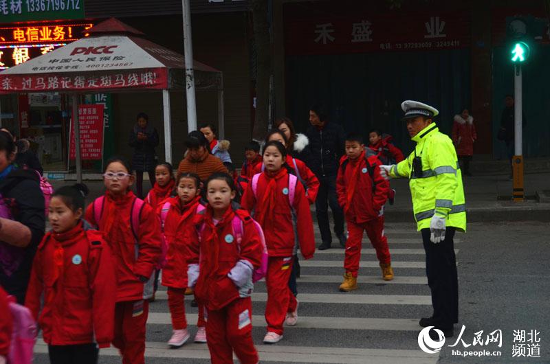 湖北房縣：全力做好開學第一天道路排堵保暢工作