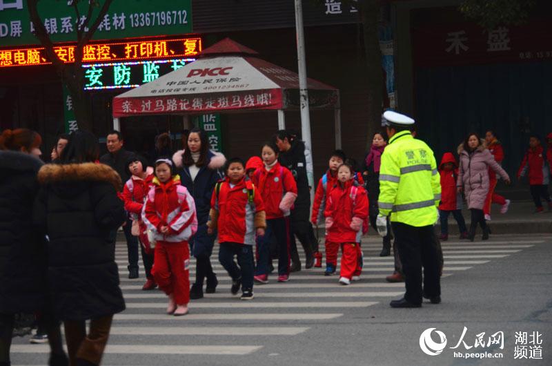 湖北房县：全力做好开学第一天道路排堵保畅工作