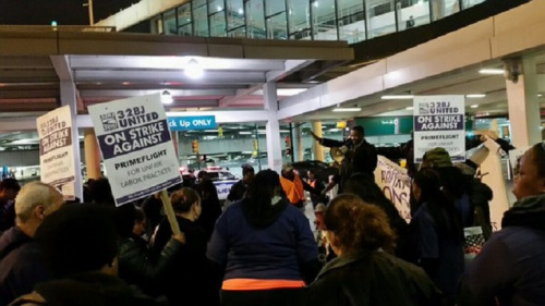 美七大机场工人罢工 要求最低时薪增至15美元