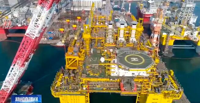 由我國自主研發建造的十萬噸級深水生産儲油平臺“深海一號”能源站交付啟航