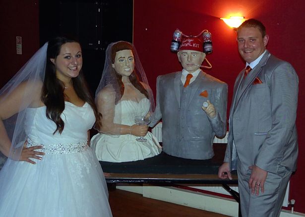 英国新婚夫妇以自己为原型做婚礼蛋糕 栩栩如生