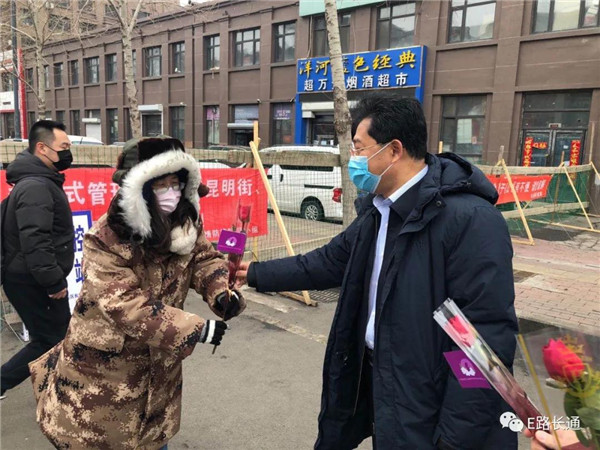 浓浓关爱暖人心——长春市南关区区长杨大勇到长通街道慰问奋战在抗疫一线的女同志