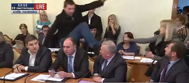 乌克兰议员会议中脚踹高官 过程被直播