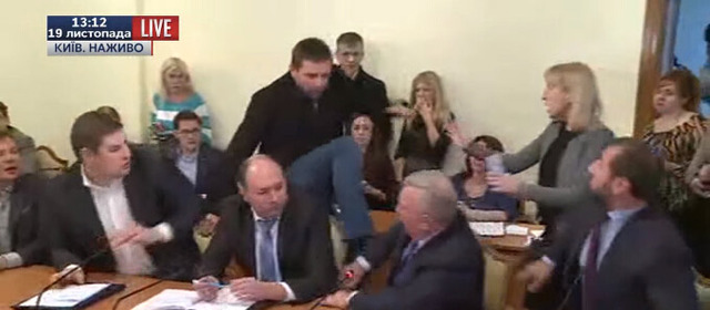 乌克兰议员会议中脚踹高官 过程被直播