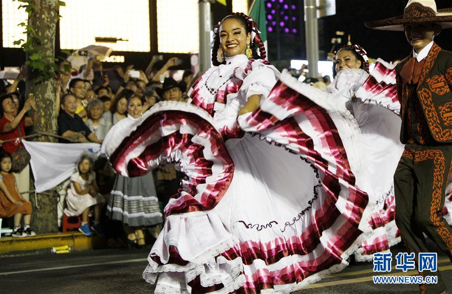 上海旅游节花车巡游活动举行