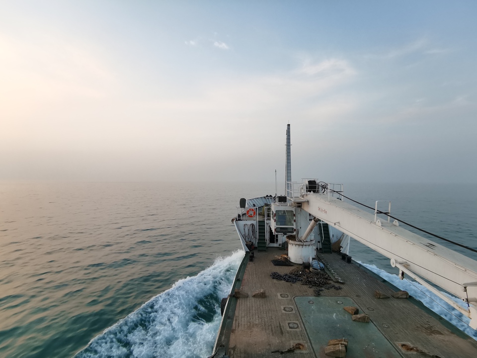 青岛航标处完成首个海上风电场项目灯浮标抛设
