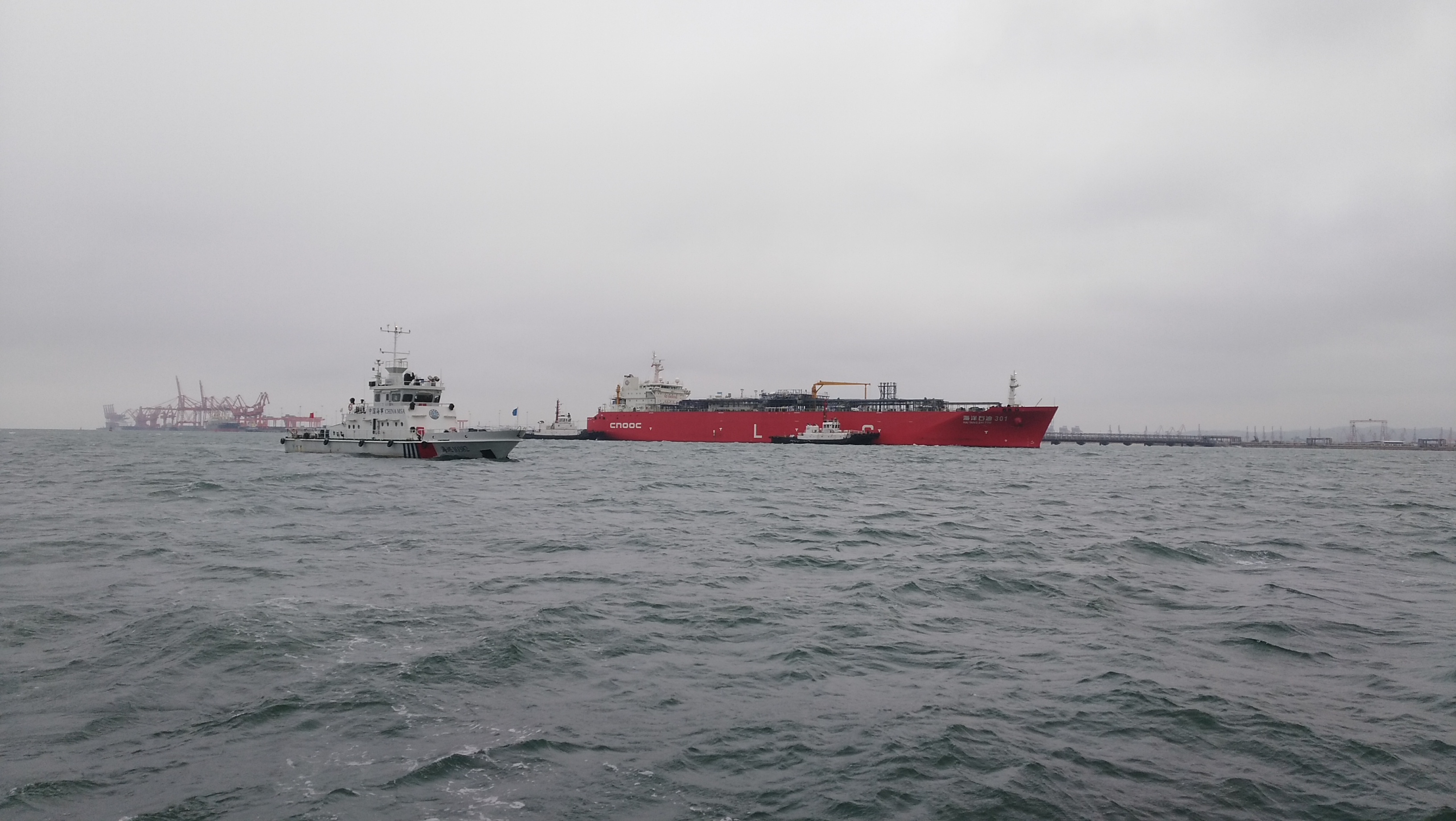 防城港首艘LNG船舶進港 海事部門全力護航