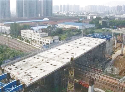 【头条列表】混凝土连续梁重万吨 历时27天农业路高架顺利跨过京广铁路