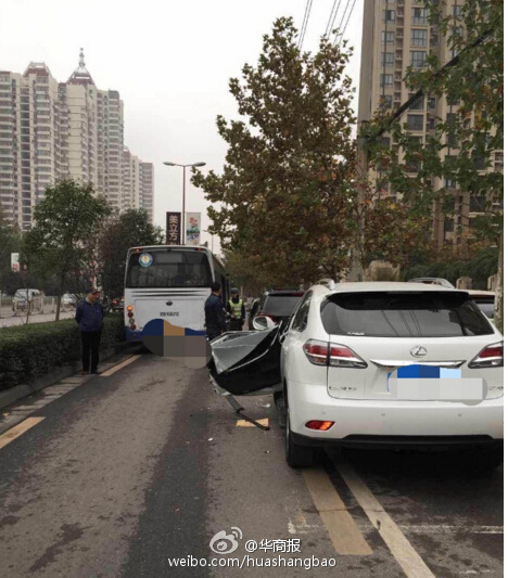 50万豪车被撞变形 自己修车还得赔公交车损失