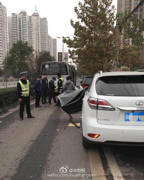 50万豪车被撞变形 自己修车还得赔公交车损失