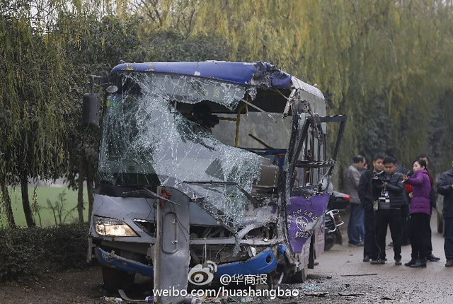 西安两公交车相撞 玻璃碎一地车身瞬间变废铁 西安两公交车相撞 玻璃碎一地车身瞬间变废铁