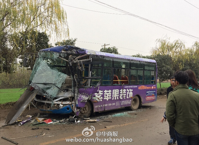 西安两公交车相撞 玻璃碎一地车身瞬间变废铁 西安两公交车相撞 玻璃碎一地车身瞬间变废铁