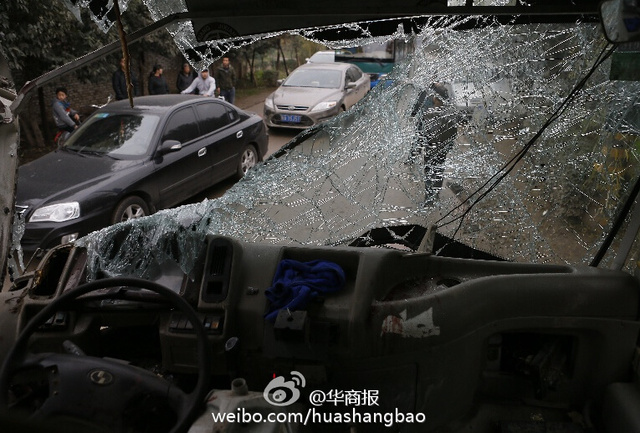 西安两公交车相撞 玻璃碎一地车身瞬间变废铁 西安两公交车相撞 玻璃碎一地车身瞬间变废铁