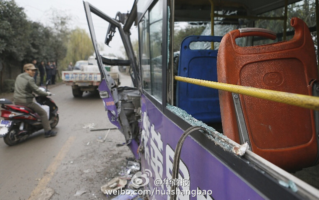 西安两公交车相撞 玻璃碎一地车身瞬间变废铁 西安两公交车相撞 玻璃碎一地车身瞬间变废铁