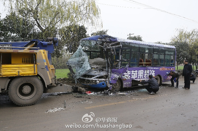 西安两公交车相撞 玻璃碎一地车身瞬间变废铁 西安两公交车相撞 玻璃碎一地车身瞬间变废铁